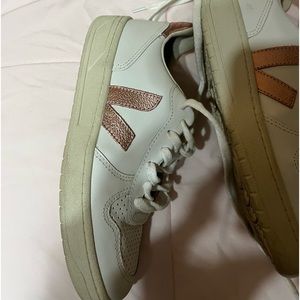 Excellent preowned size 6 women’s Veja shoes 👟smoke free home 🏠